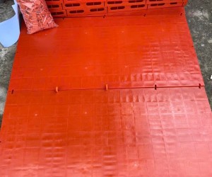 So sánh pallet nhựa có chân và không chân