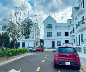 Biệt thự view hồ đã có sổ, 250m2, nhận nhà ngay