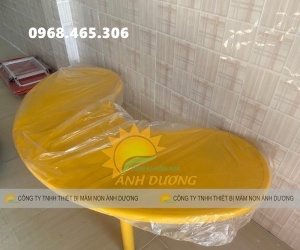Bàn bán nguyệt mầm non nhập khẩu 4 màu 
