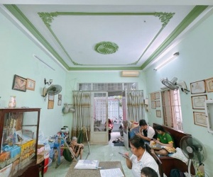 Sát mặt tiền Ngang 3.8 dài 13 nở 4.1 đúc bê tông Q4
 có 100 triệu