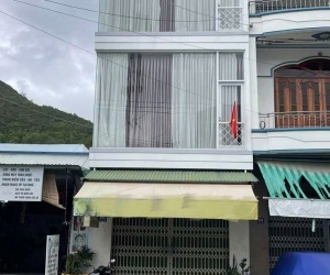 Bán nhà mặt tiền đường Tôn Đức Thắng - Hòn Rớ - Nha Trang 
 Diện tích : 74,4m2 Giá : 6ty4 lh e Hồng