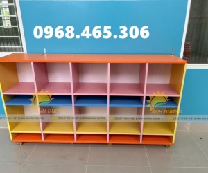 Tủ cặp mầm non, kệ gỗ đựng cặp balo mầm non