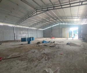  Kho xưởng rộng rãi – vị trí vàng tại Vạn Phúc Cho thuê kho xưởng diện tích 300m², 750m², 950m². Đường lớn, xe tải 10 tấn ra vào dễ dàng. Giá chỉ 60k/m²/tháng, không xuất hóa đơn. LH: 0373040984. Vị trí gần Trường Cấp 2 Vạn Phúc, Gần chùa Vạn Phúc – Chùa Linh Tự – đê Hữu Hồng  https://g.co/kgs/7ZanNb9