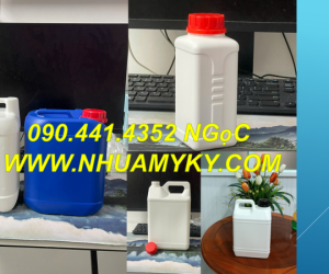 Bình nhựa 1 lít đựng nhớt, can nhựa 2 lít đựng nước làm mát động cơ 