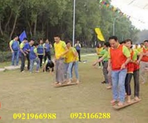 Cho thuê đôi dép gỗ khổng lồ chơi team building, gala dinner.