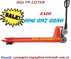 Báo giá xe nâng tay thấp mới nhất hiện nay Xe nâng tay càng dài 2000mm (685x2000mm) TW-LIFTER  Cập nhật mức giá xe nâng tay thấp Trong thế giới công nghiệp hiện đại, xe nâng tay đã trở thành một công cụ không thể thiếu để nâng hạ và di chuyển hàng hóa. Với nhu cầu sử dụng ngày càng cao, thị trường xe nâng tay hiện đang rất phong phú với nhiều loại sản phẩm và mức giá khác nhau. Dưới đây, chúng tôi sẽ cập nhật mức giá xe nâng tay thấp mới nhất, phù hợp với nhiều nhu cầu sử dụng khác nhau.  Xe nâng tay  Báo giá xe nâng tay trên thị trường Giá xe nâng tay thường dao động tùy vào chất liệu, kích thước và tải trọng của sản phẩm. Hiện tại, giá xe nâng tay thấp trên thị trường phổ biến từ khoảng 4.000.000 đến 15.000.000 đồng, tuỳ thuộc vào mẫu mã và thương hiệu. Các loại xe nâng pallet giá rẻ cũng rất được ưa chuộng, vì chúng giúp tiết kiệm chi phí cho doanh nghiệp mà vẫn đảm bảo hiệu quả làm việc.  Phân loại xe nâng tay Có nhiều loại xe nâng tay trên thị trường, trong đó phổ biến nhất là xe 