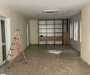 Cho thuê Tầng 1 (DT 70m2 ) KD & làm văn phòng, showroom, toà nhà số 10 ngõ 1194 đường Láng.