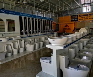 Hỗ trợ miễn phí kệ trưng bày thiết bị vệ sinh 
